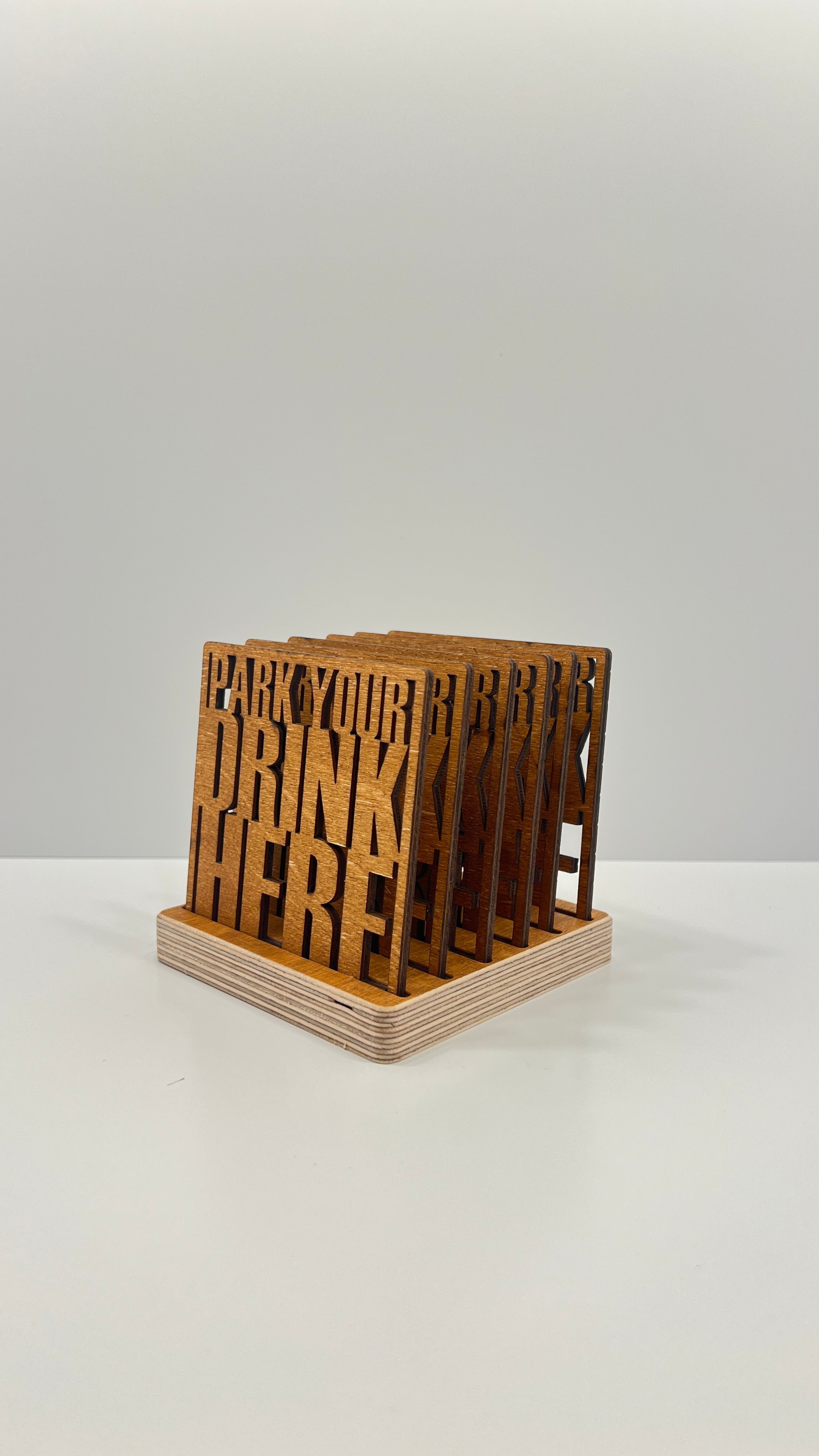 Koka dzērienu paliktņu komplekts ar turētāju – Novietojiet savu dzērienu šeit – Lignaris