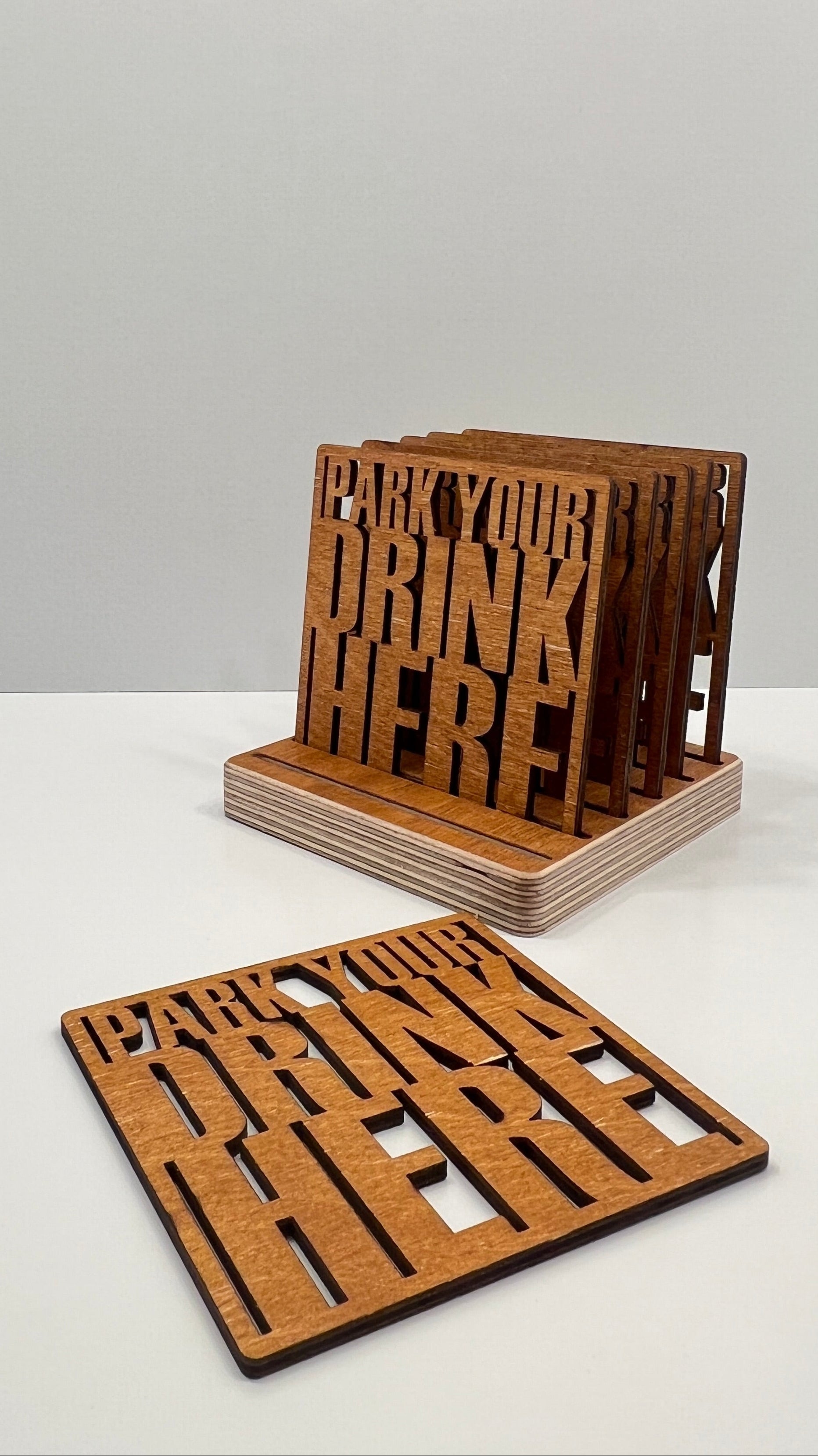 Koka dzērienu paliktņu komplekts ar turētāju – Novietojiet savu dzērienu šeit – Lignaris