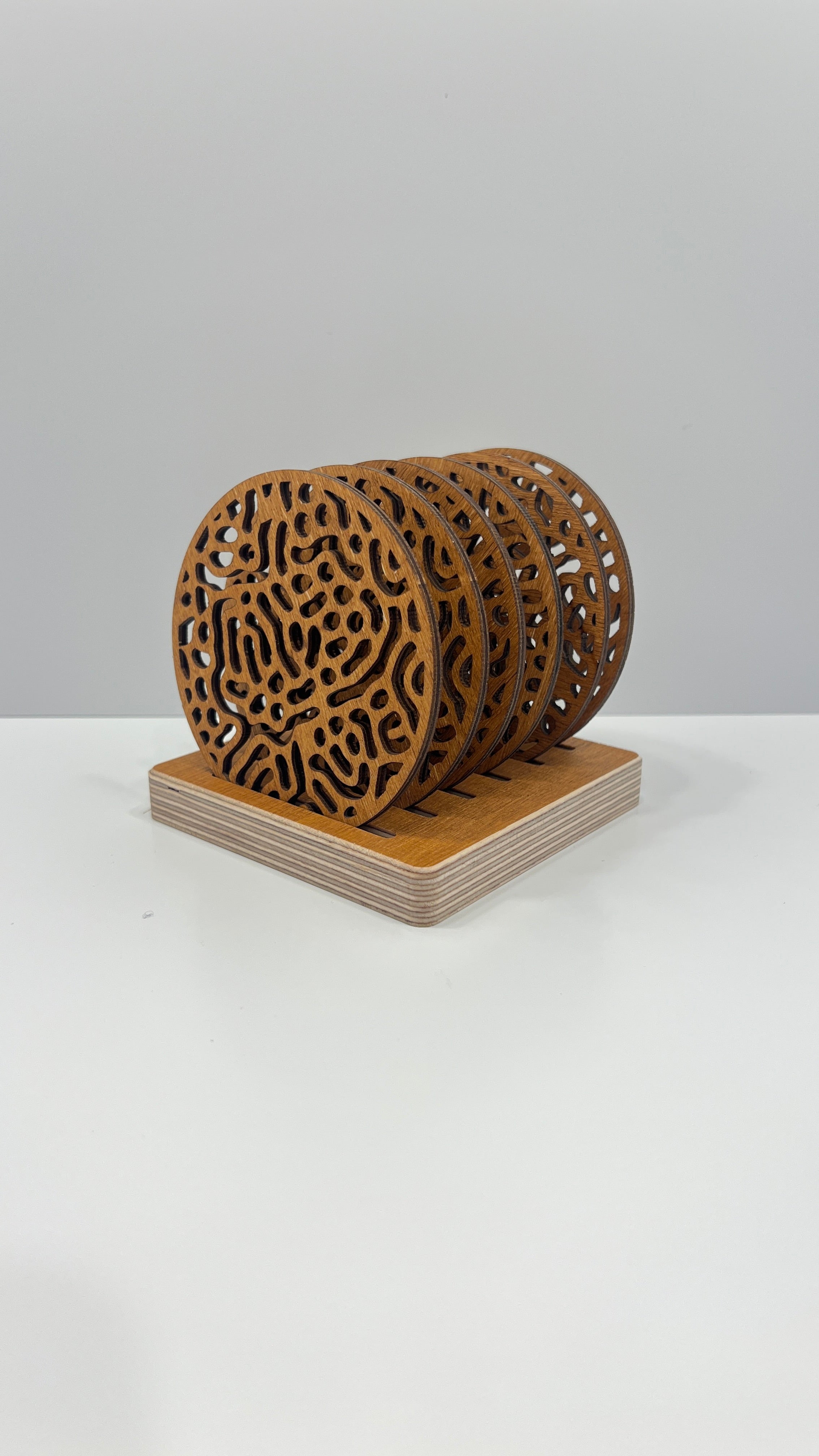 Набор круглых деревянных подставок под напитки с держателем « Labyrinth» – Lignaris 